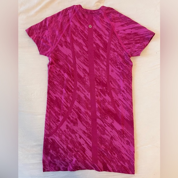 Sonic Pink Patterned Lululemon Swiftly Tech Tee - Picture 2 of 2